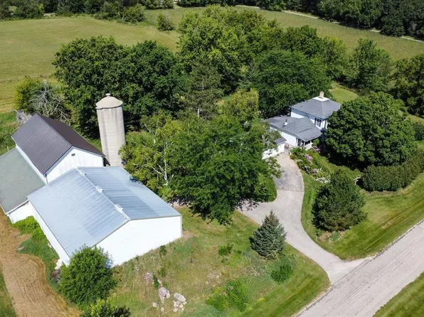 97 Shady Willow Rd, Brooklyn, WI 53521