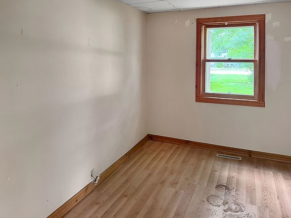 4th image of 635 Elm St
