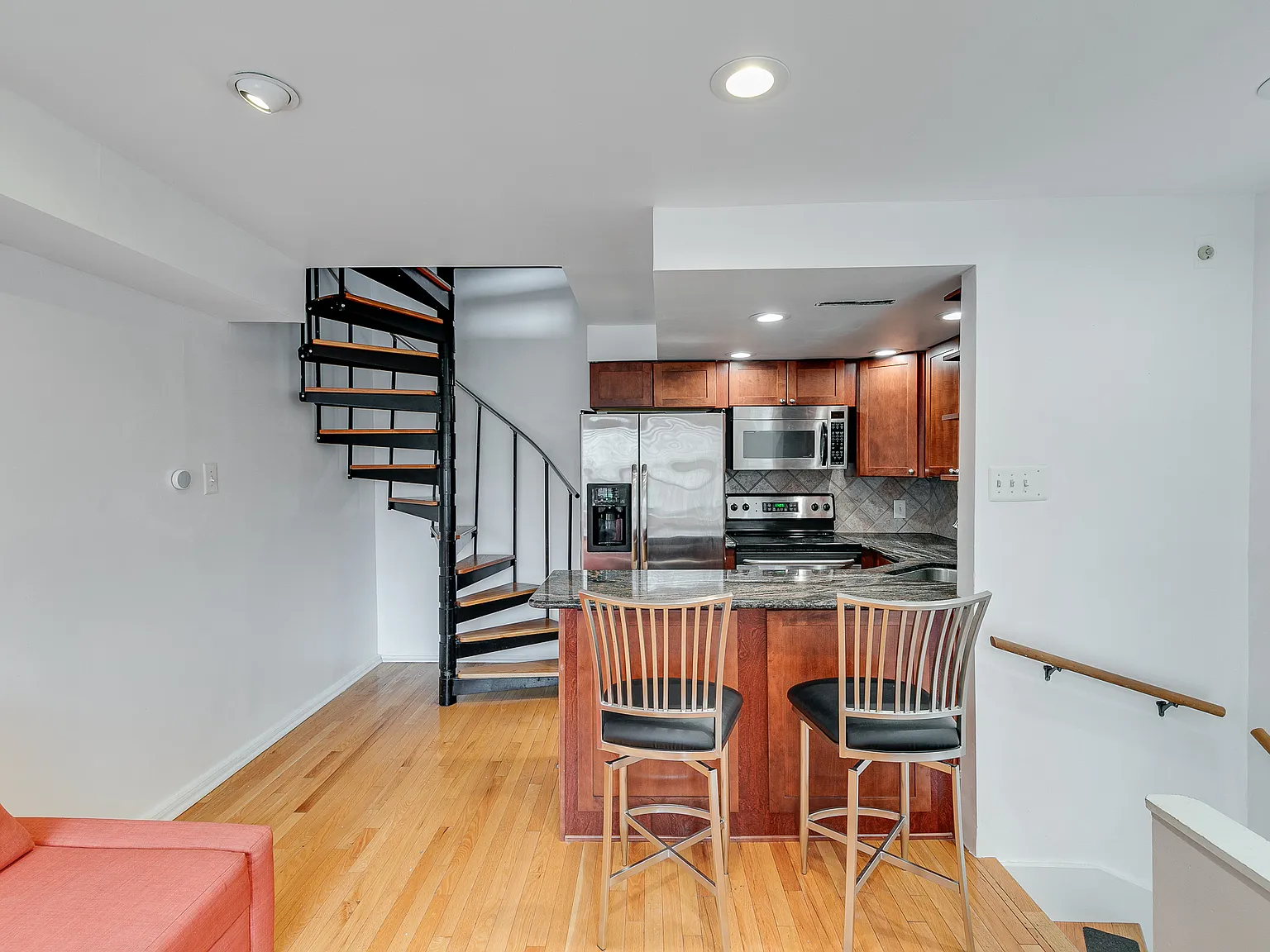 2 bed, 865 sqft, $2,600 — Photo 2
