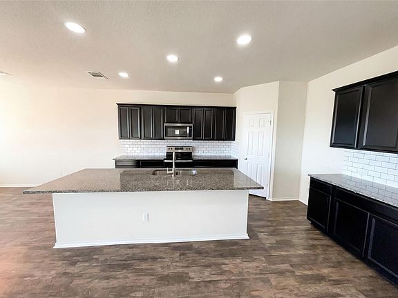 2nd image of 709 Hummingbird Ln