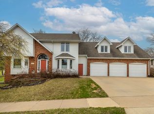 835 Carriage Hill Dr, Dubuque, IA 52003