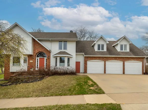 835 Carriage Hill Dr, Dubuque, IA 52003