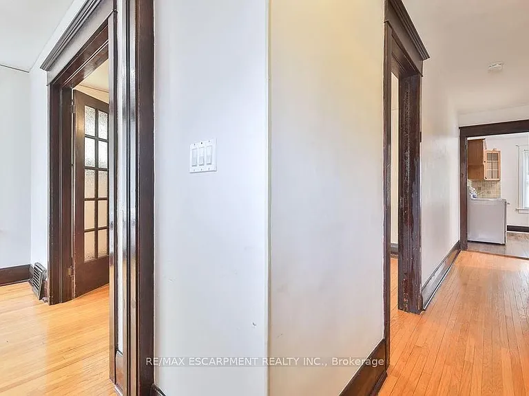 311 Queen St S — Photo 5