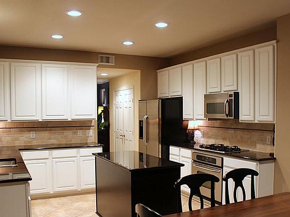 WHAT YOU CAN'T SEE IS THE 30+ BOTTLE WINE FRIDGE TUCKED INTO THE ISLAND; COME TAKE A PEAK