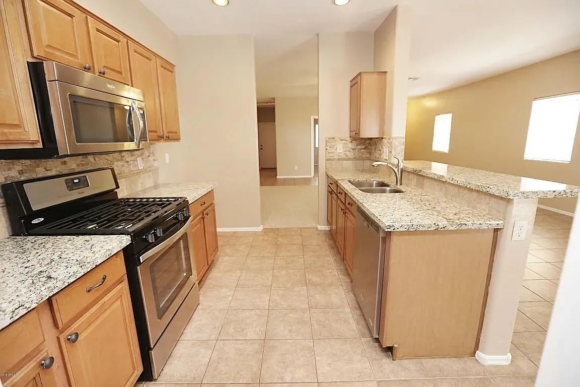 3 bed, 1631 sqft, $2,395 — Photo 4