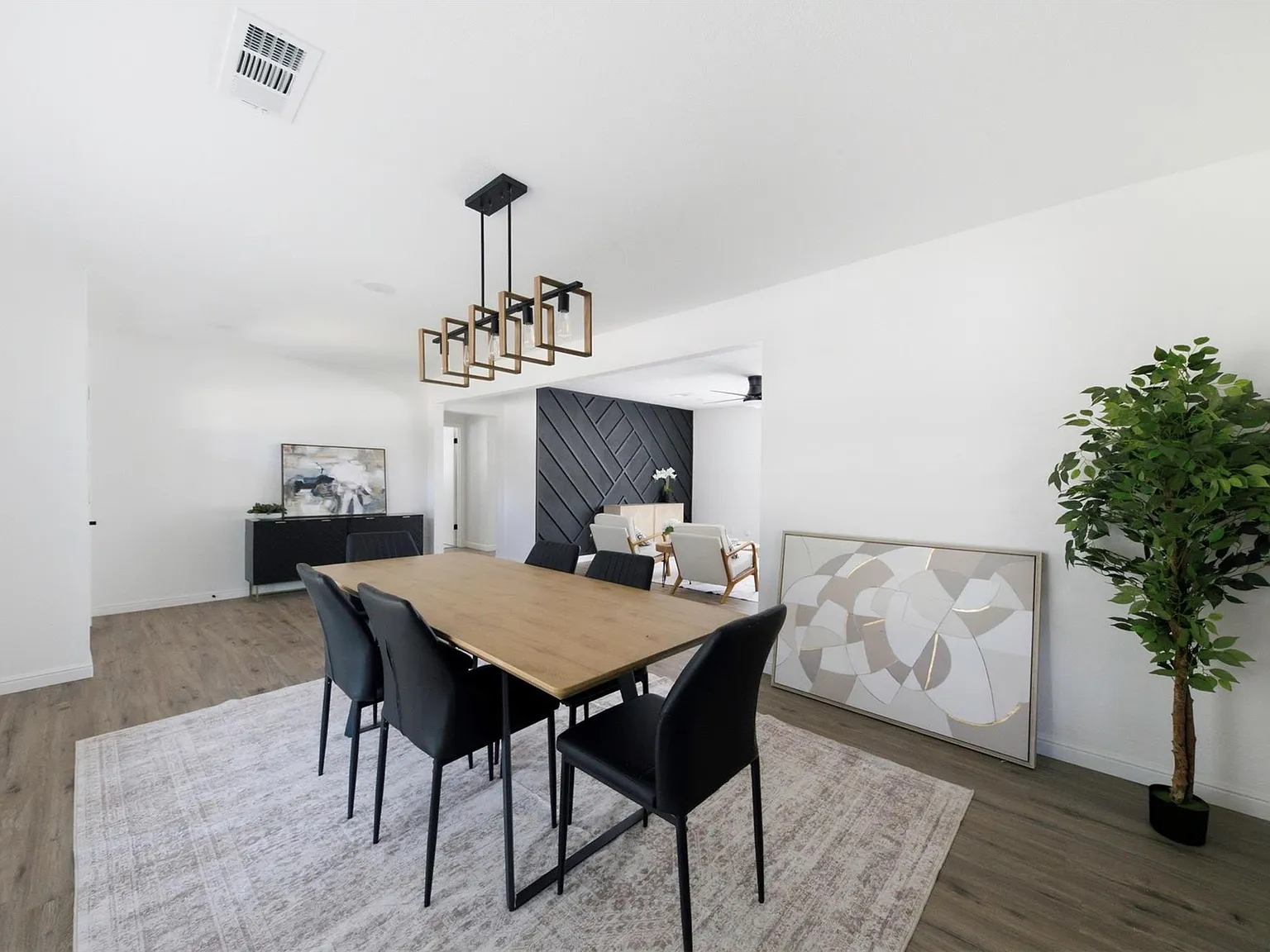 4 bed, 2.0 bath, 2033 sqft, $3,000 — Photo 4