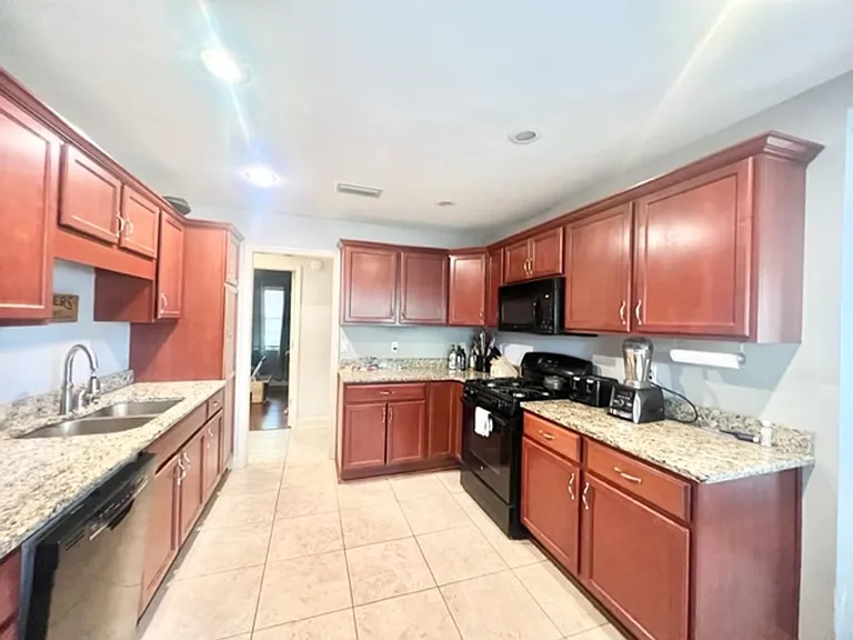 527 Matthew St — Photo 6