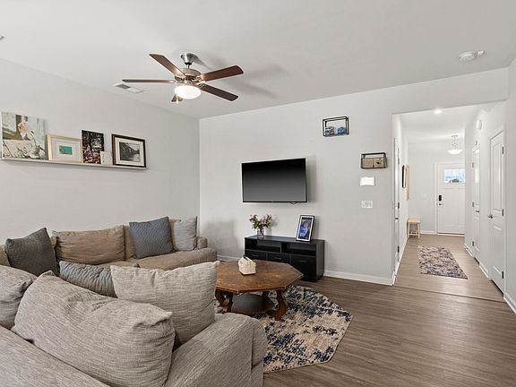 5th image of 108 Roundtree Dr