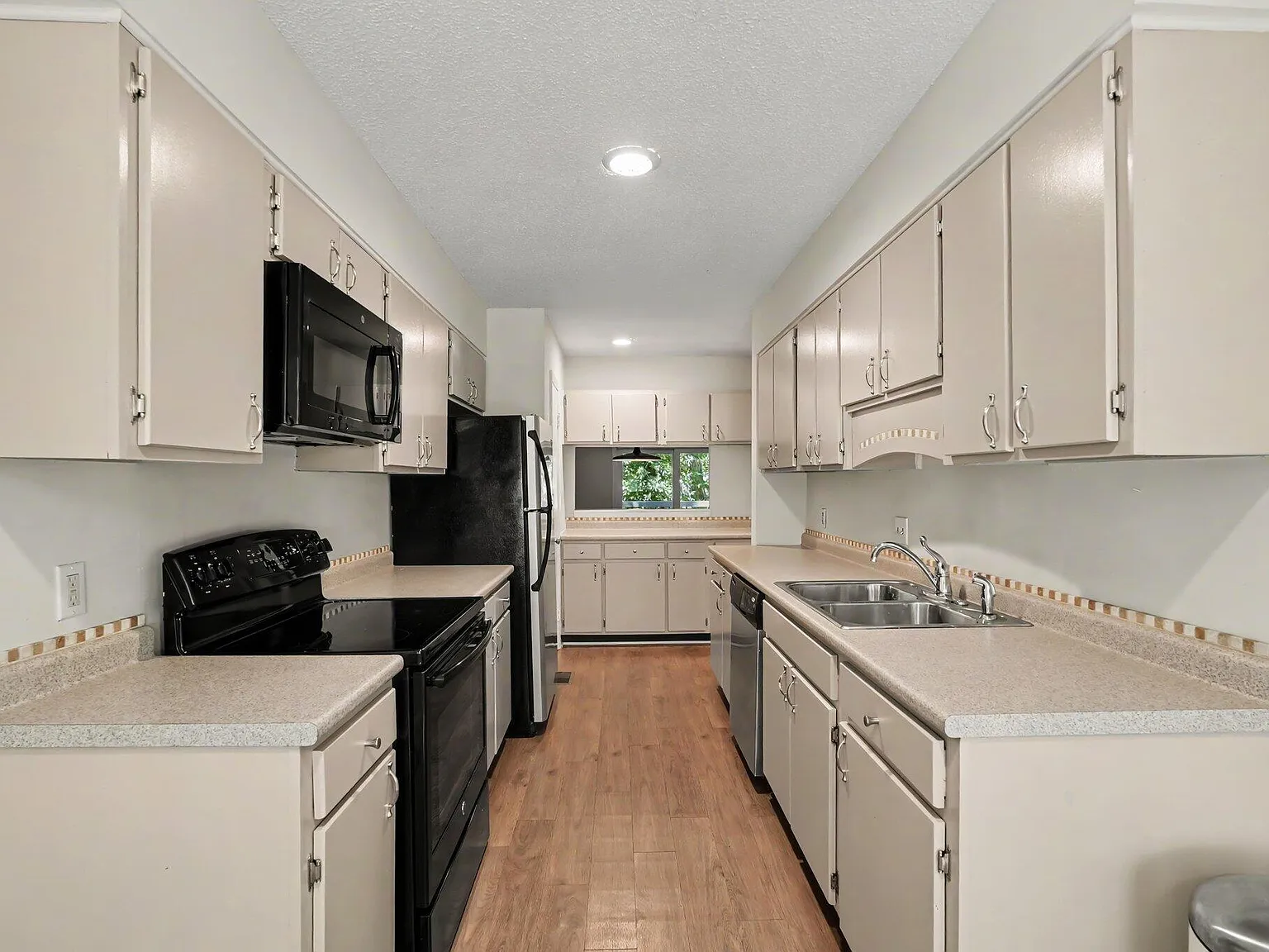 3 bed, 4.0 bath, 2016 sqft, $2,400 — Photo 3