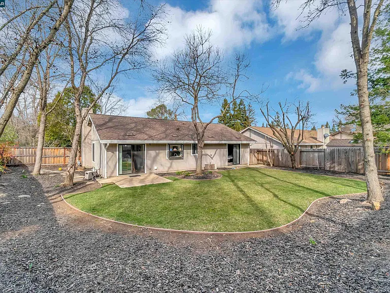 1060 Saint Andrews Dr — Photo 29