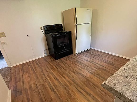 3rd image of 834 1/2 Wyoming Ave