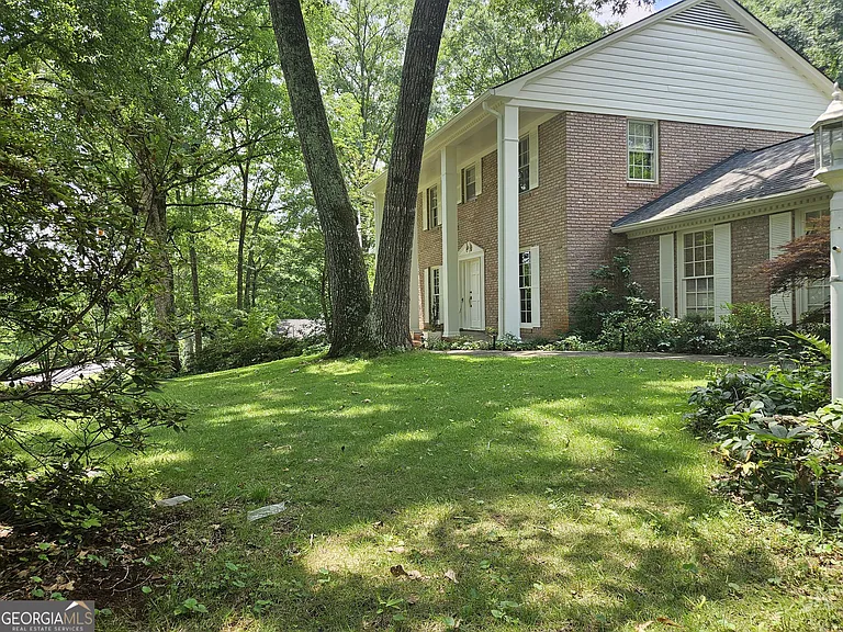 615 Kings Rd — Photo 3
