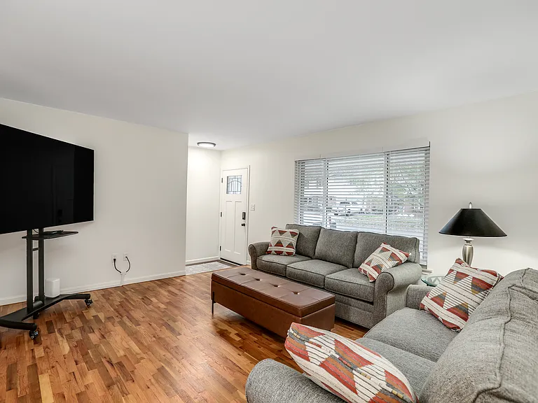 9215 Tavistock Dr — Photo 4