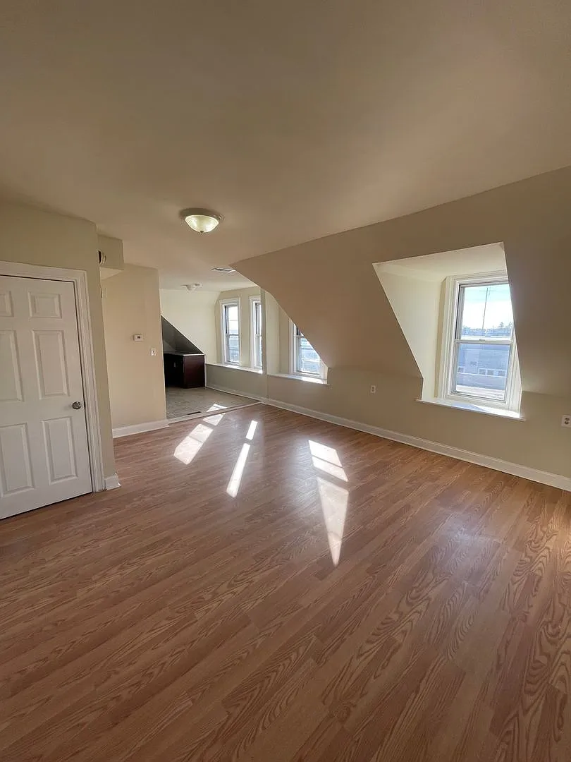 Updated 1 Bed 1 Bath 2nd Floor Apartment — Photo 2
