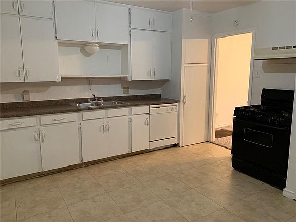 3rd image of 2315 Meadow Ln