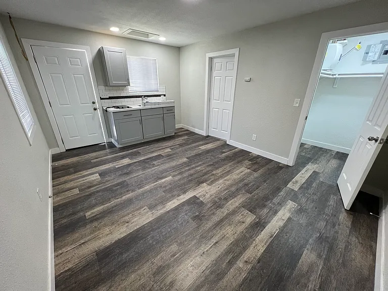 708 E Roseburg Ave #B — Photo 2