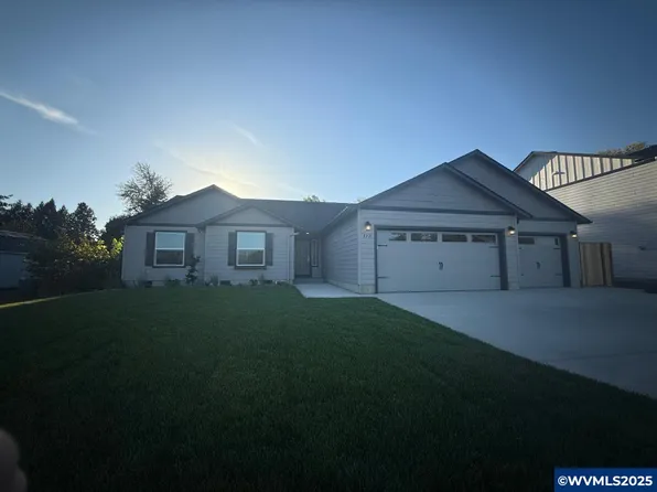 892 9th St, Harrisburg, OR 97446