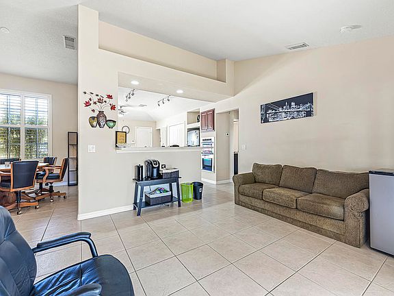 5th image of 2402 SE Aneci St