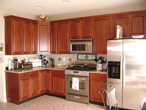 Eat-In Kitchen with Granite countertops, breakfast bar, pantry, recessed light
