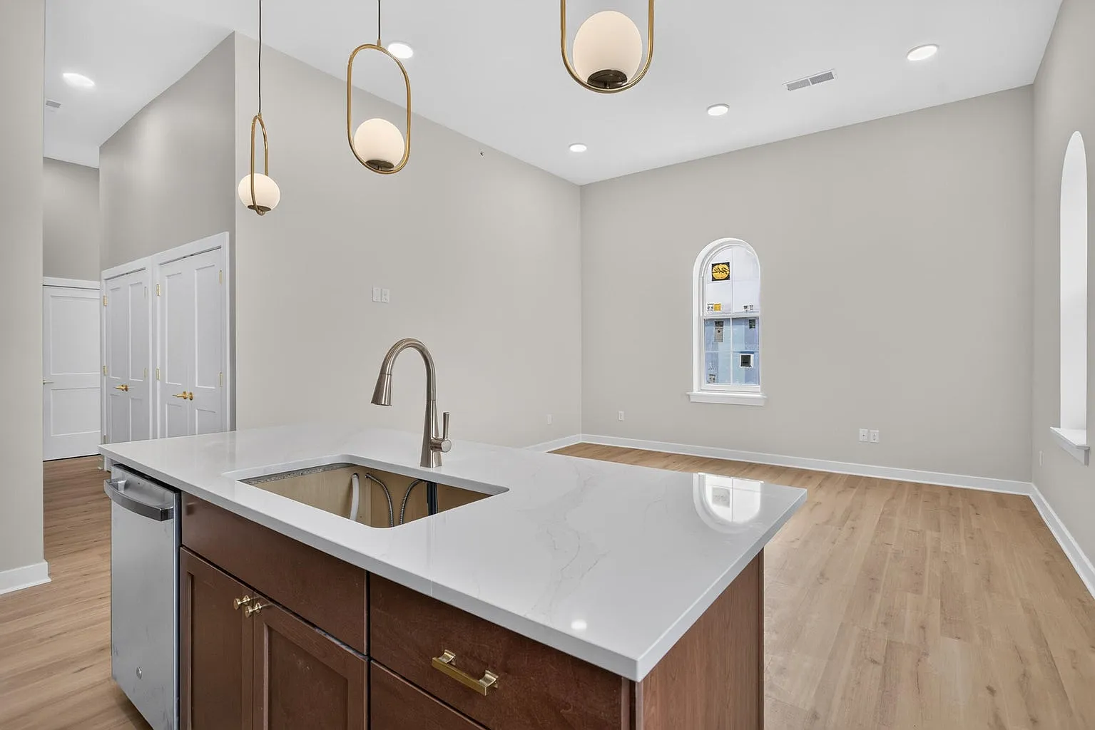 2 bed, 884 sqft, $1,700 — Photo 4