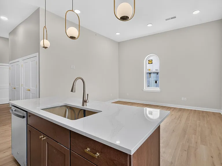 101 Monroe St #5 — Photo 4