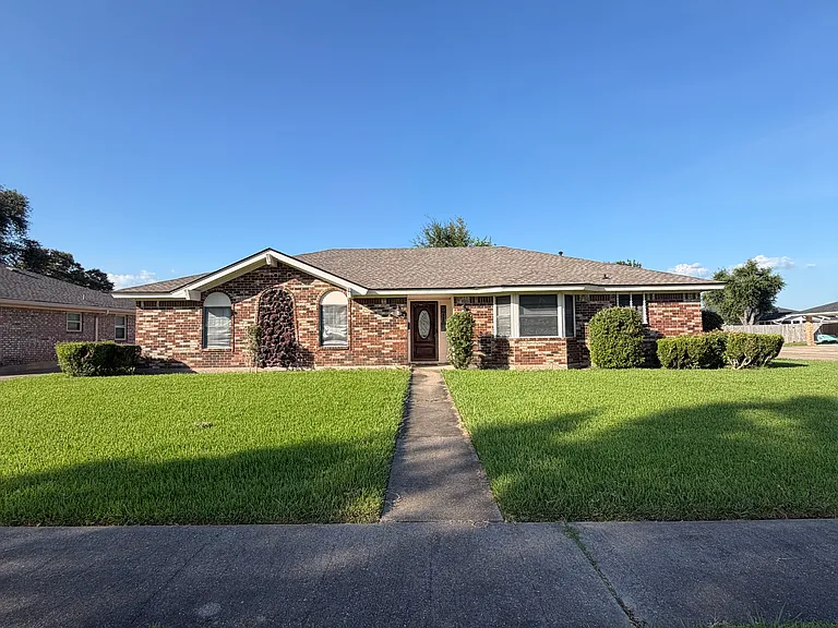 652 Birchwood Dr — Photo 1