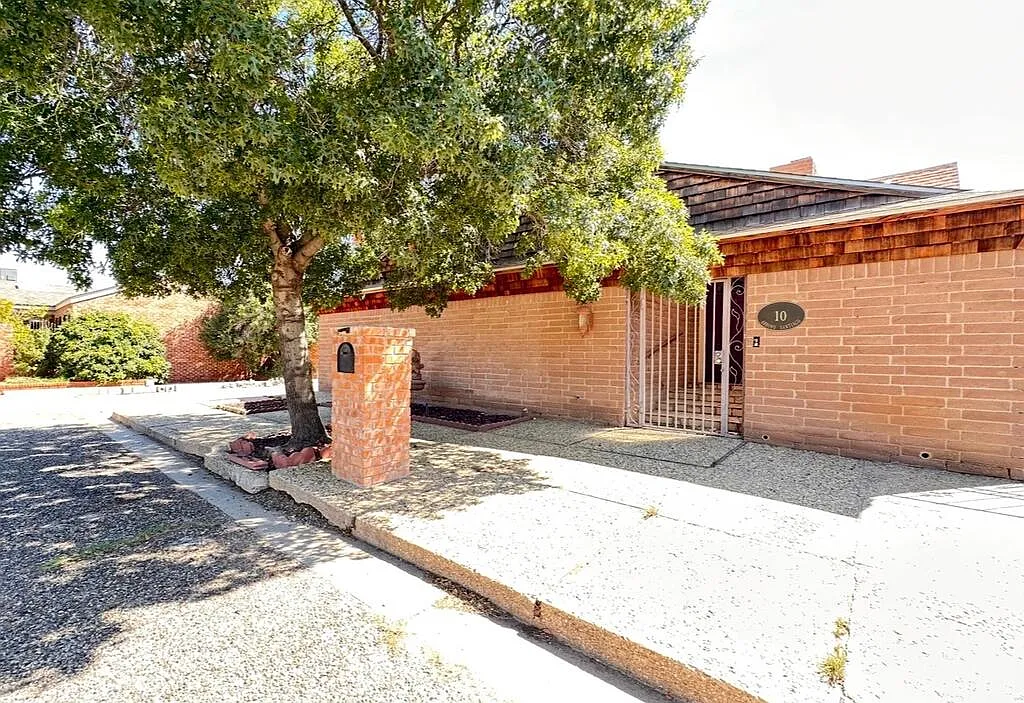 2 bed, 2.0 bath, 1959 sqft, $2,400 — Photo 1