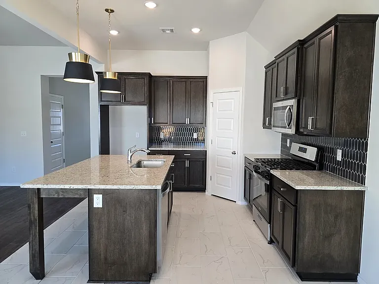 12462 S Maplewood Ave — Photo 2