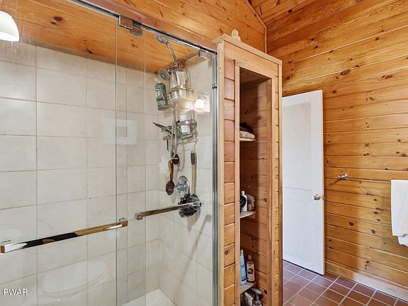 30th image of 992 Winterdale Rd