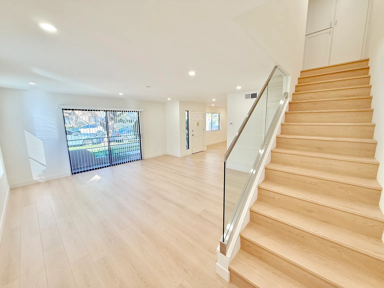 3 bed, 2.5 bath, 1300 sqft, $6,995 — Photo 1