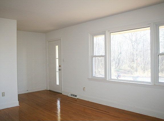 3rd image of 1870 Ballard Dr