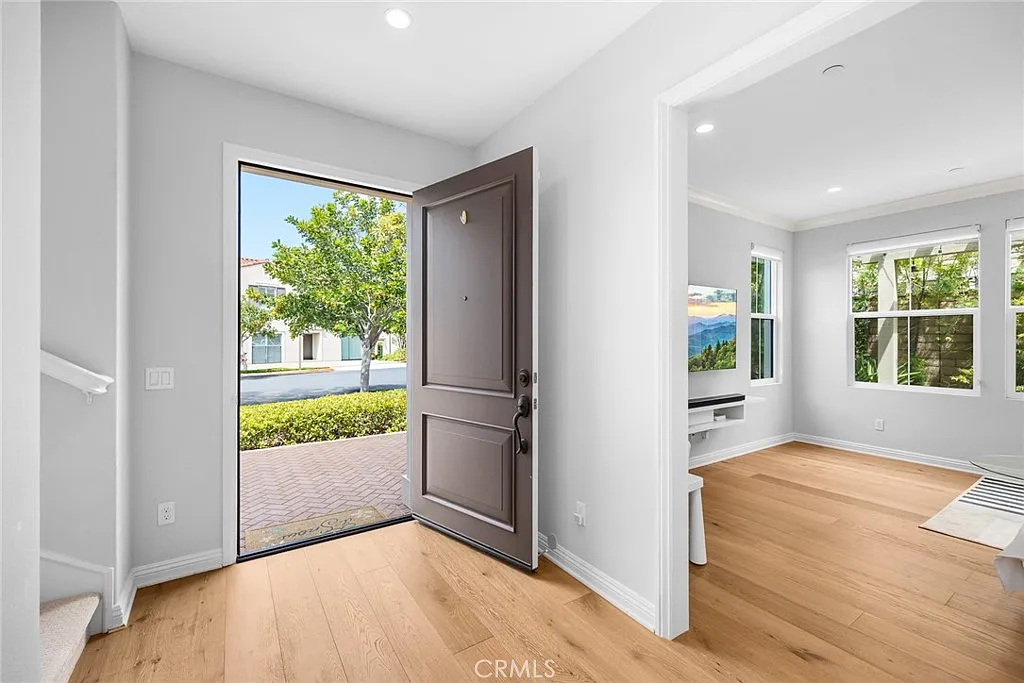 3 bed, 2.5 bath, 1837 sqft, $5,000 — Photo 4
