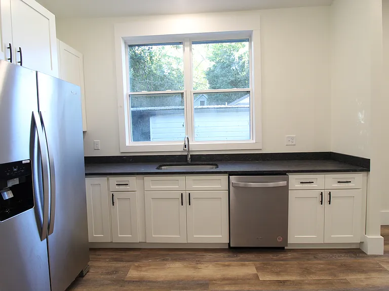 518 Cambridge St — Photo 8