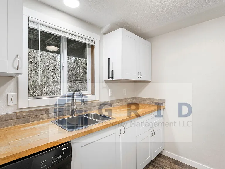 3213 SW Marigold St — Photo 1
