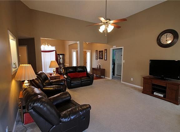 5th image of 141 Coniston Dr