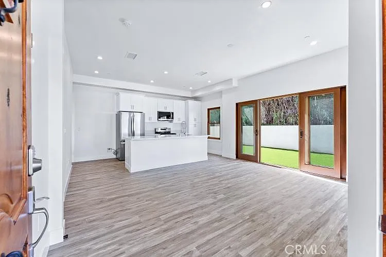 3 bed, 3.5 bath, 1600 sqft, $6,500 — Photo 2