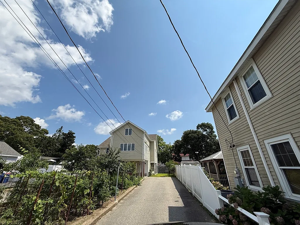 4 bed, 1.0 bath, 1430 sqft, $3,600 — Photo 2