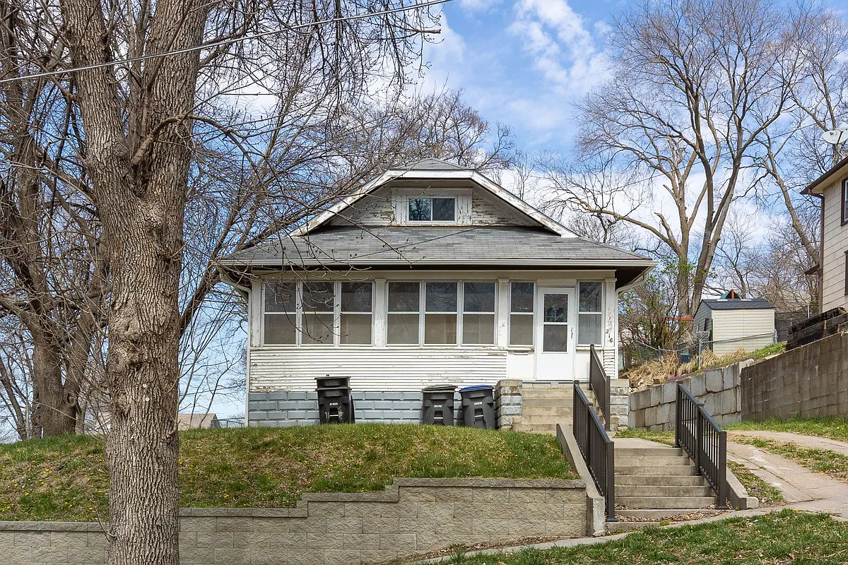 Building Photo - 216 12th Ave