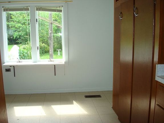 Kitchen eat-in area