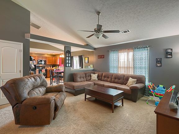 3rd image of 410 Camden Cir