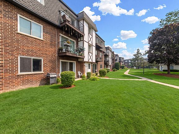 3rd image of 9461 Bay Colony Dr APT 1S