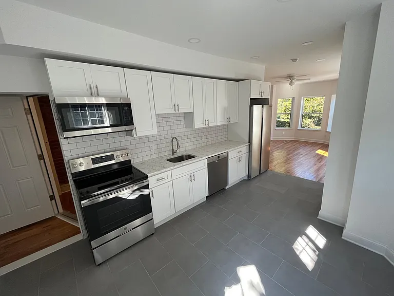Full eat-in kitchen - new appliances