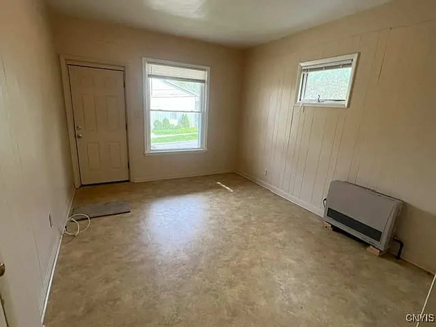 321-25 N Midler Ave — Photo 2