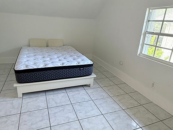 2nd image of 427 SW 11th Ave Unit 2