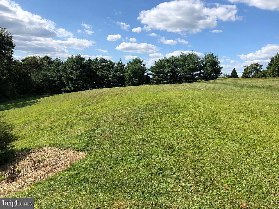 2nd image of 130 Autumn Leaf Ln