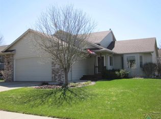 3220 S Grace Ave, Sioux Falls, SD 57103