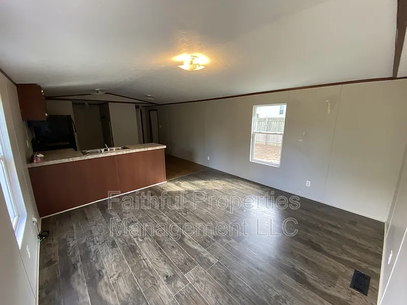 3 bed, 2.0 bath, 924 sqft, $1,195 — Photo 1