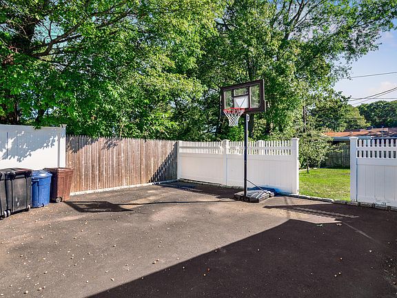 3rd image of 7 Lehigh Ln