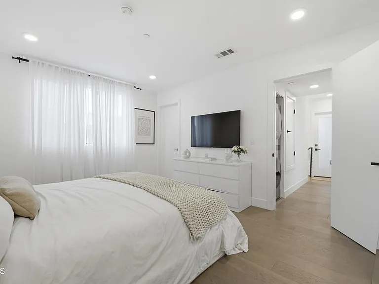 3226 W Robinson Ln — Photo 8