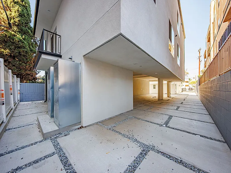 1241 N Sycamore Ave — Photo 43